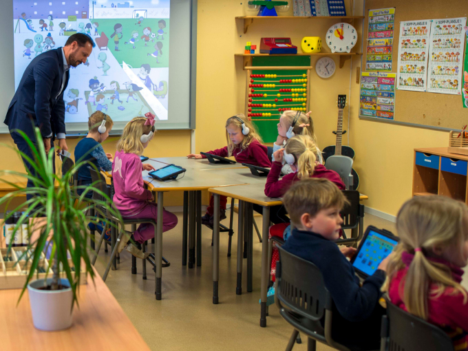 Hos første trinn fikk Kronprinsen se hvordan de integrerer iPad i undervisningen. Foto: Tommy Lund, Rygge kommune
